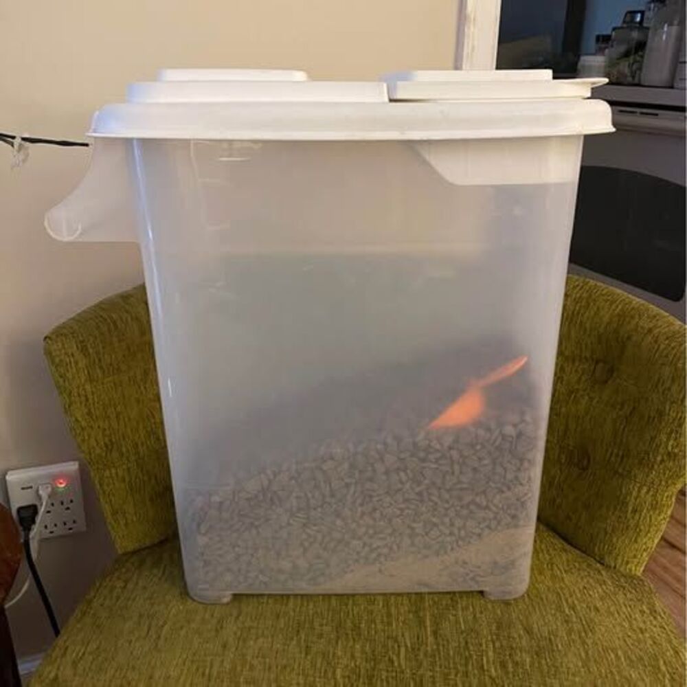 Dog food and container Sensitive stomach